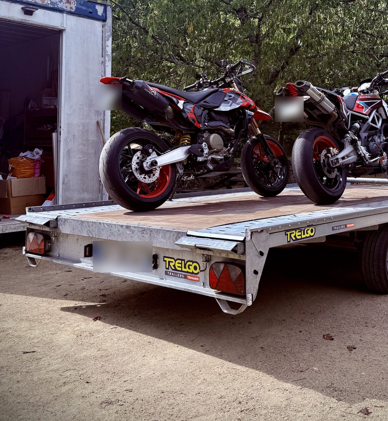 Deux motos transportées sur le plateau