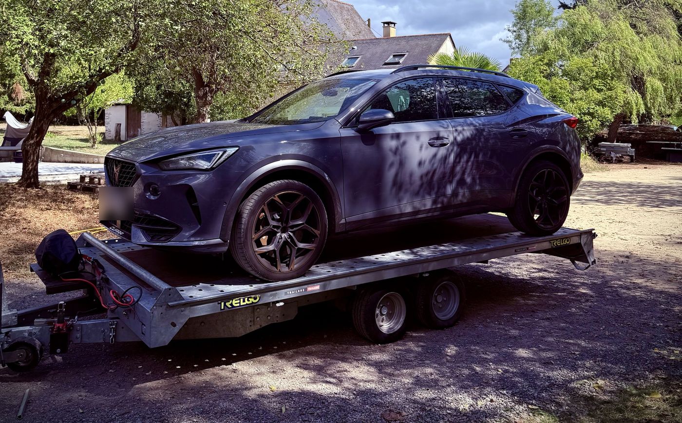 Voiture transportée sur un plateau porte-voiture