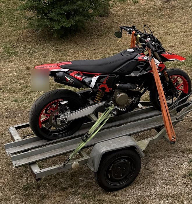 Remorque porte-moto avec une moto sanglée